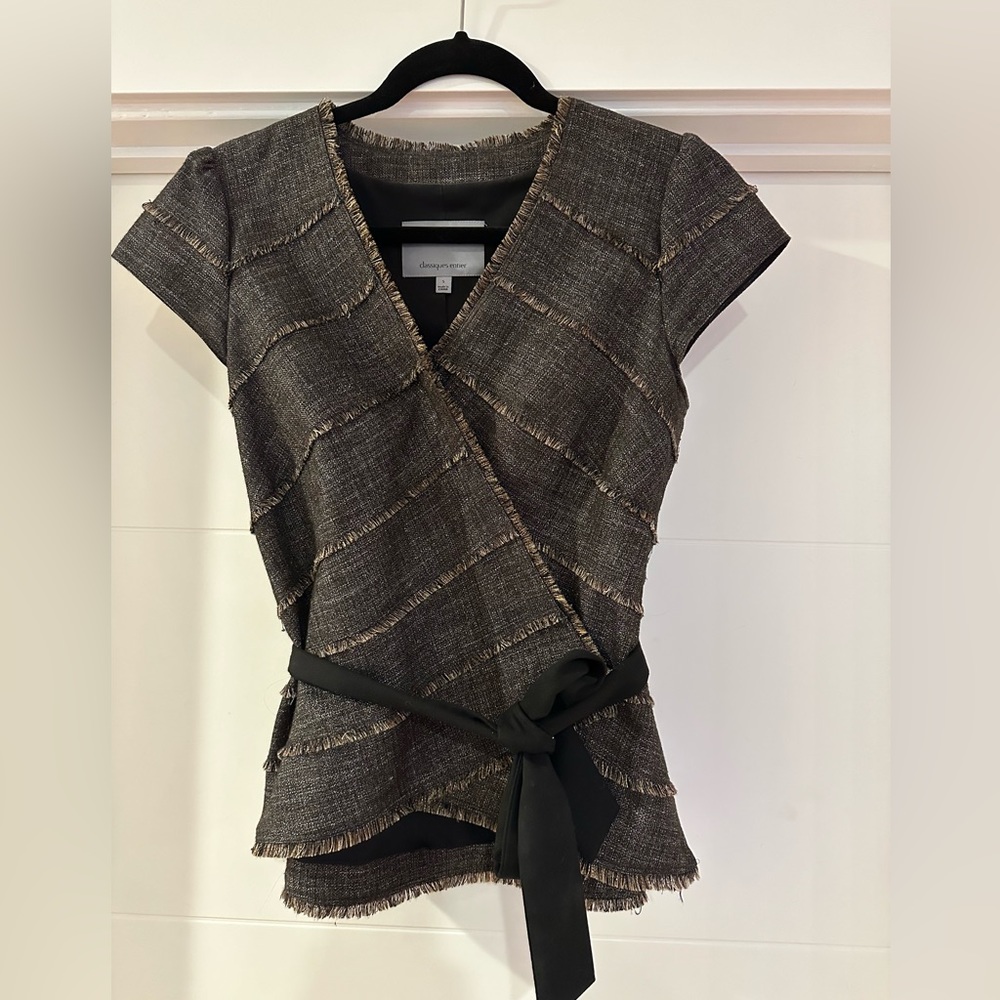 Classy tailored top with a side zipper and tie at waist